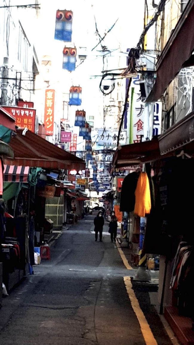 まだ明るいにもかかわらず、市場の店は(アリラン通り-日本人がたくさん訪問する場所)もう撤市に…。<br /><br />チェジュ航空<br />釜山便欠航<br /><br />出国できず<br />フラストレーション溜まりまくり<br />元ツアコン@上から目線<br />ソウルシェアハウス踏み倒し<br /><br />が<br /><br />現地より生中継でお伝えしました。