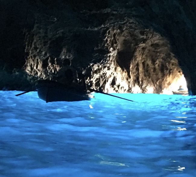 「コロナウイルスに負けるな!イタリア」の応援の気持ちを込めて、昨年7月の旅行記を記します。<br /><br />いつか行ってみたかったイタリアへ母と二人でパッケージツアーに参加しました。<br />母の希望はカプリ島の青の洞窟とベネチア、私の希望はミラノで最後の晩餐の鑑賞とJGPの恩恵を受けるべくワンワールド航空会社利用です。これらすべての希望を満たすツアーは無かったので、日本旅行社のフィンエアーを利用する「素敵なイタリア」ツアーを現地発着にしてフィンエアーの航空券を別買い、本隊より1日前にローマ入りしてベルトラで手配したローマ発着カプリ島日帰りツアーを加えました。<br /><br />【旅程】<br />7/11(木)成田発フィンエアーにてヘルシンキ乗り換えローマ ローマ泊←ココ<br />7/12(金)ベルトラ社扱い「みゅう」カプリ島青の洞窟1日ツアー参加 ローマ泊 (夜にツアー本隊と合流)←ココ<br />7/13(土)ローマ市内観光 コロッセオ・バチカン・最後の審判・夕食はカンツォーネディナー ローマ泊 ←ココ<br />7/14(日)AMバス移動 PMフィレンツェ観光 フィレンツェ泊<br />7/15(月)AMピサの斜塔 PMフィレンツェ市内自由散策 フィレンツェ泊<br />7/16(火)AMベネチアへバス移動 PMガラス工房見学・ゴンドラ乗船後自由散策 ベネチア泊<br />7/17(水)AMミラノへ移動 最後の晩餐・ドゥオーモ見学後自由散策 ミラノ泊<br />7/18(木)ツアーと一緒にフィンエアーで帰国 機内泊<br />7/19(金)AM成田着