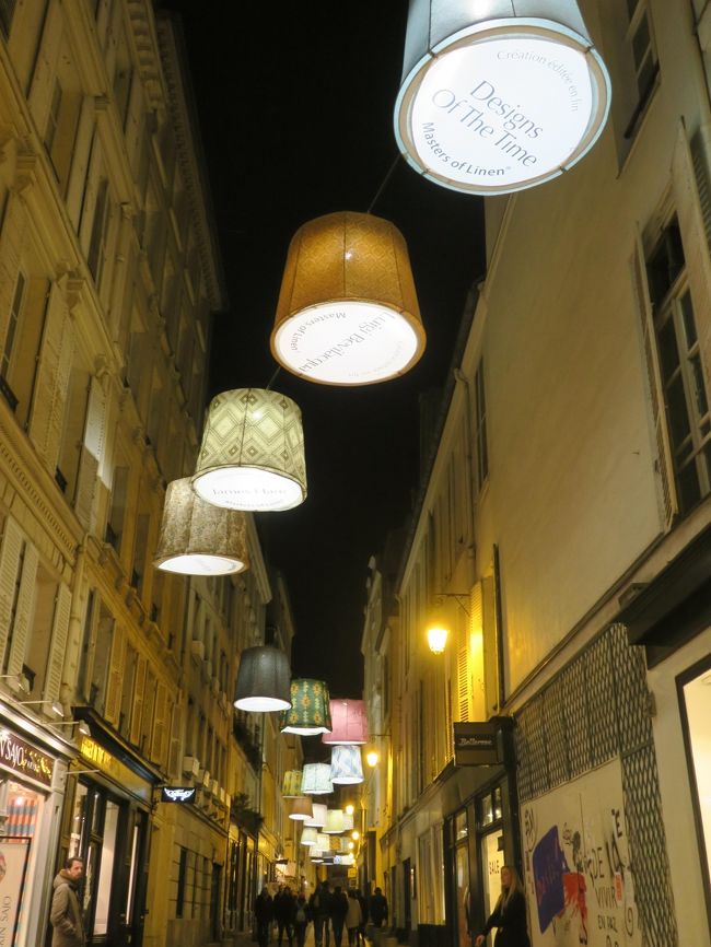フランス全土で大規模ストライキ中に語学留学という体裁の良い口実を見つけて<br />パリ&エクサンプロヴァンスに行きました。<br />この旅行記はパリに着いた17日と翌日18日の街歩きをまとめたものです。<br /><br />・ サン トュスタッシュ教会<br />・ クレミュー通り<br />・ アラブ世界研究所<br />・ ラ モスケ(レストラン)<br />・ ビュット オ カイユ(旅行記別途)<br />・ サンジェルマン デ プレ界隈<br /><br />表紙写真は6区セーヌ通り(Rue de Seine)に飾られたランタン<br /><br /><br /><旅程><br /><br />1月17日(金)羽田空港 10:55 → パリCDG 15:40(JL045) パリ2泊<br /><br />1月19日(日)パリCDG 13:00 → マルセイユ14:25(AF7664) エクス6泊<br /><br />1月25日(土)マルセイユ 10:30 → パリCDG 12:05(AF7663)パリ1泊<br /><br />1月26日(日)パリCDG 19:00 → 羽田 翌日14:55(JL046)