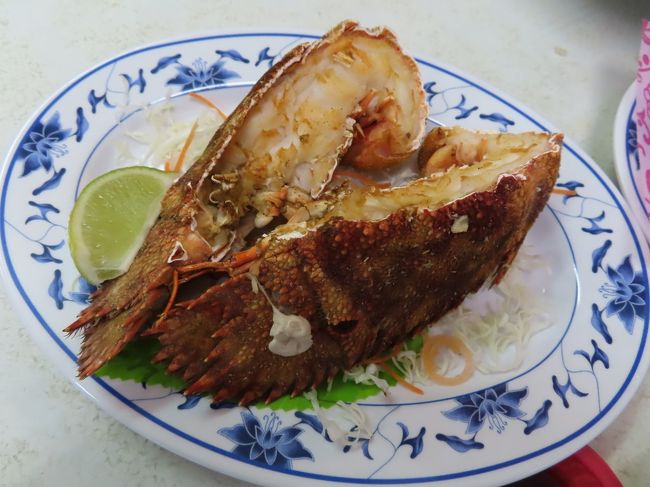 【春節最終日、家族で旗津の旗后海産で食事&散策 高雄 2020/01/29】<br /><br />春節最終日、家族で旗津の旗后海産へ食事に行きました。今回は、フェリーには乗らず、息子の運転で、トンネルを通るコースで行きました。旗津は休日のせいか、そこそこ混んでいて、駐車場をどこもいっぱいでしたので、地元の人が、自宅前に即席で作った駐車場に停め、周辺を散策しながら海鮮店に行きました。<br />お店は、春節なのか、ほぼ一杯でしたが、予約していたので難なく席に着けました。<br />料理は、蟹、蝉海老、蝦、魚、野菜を注文しました。このお店は、息子の嫁の友達のお店で、いつも何かサービスをしてくれます。今回は、蝦をサービスして貰いました。ここは、いつ食べても美味しくいただいています。