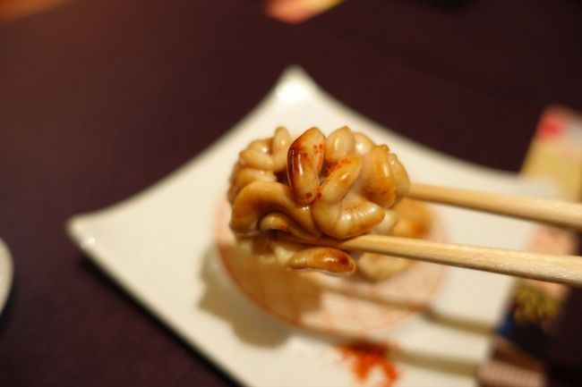 ちんちくりん個人的には堺で寿司なら弥助、おおが、そしてここ、醤のかなぁ<br /><br />おおがは基本全く予約が取れないので弥助か醤のになる<br /><br />赤酢が好きなのでついついこの二店舗になってしまう<br /><br />醤のは住宅街にあって隠れ家的な寿司やさん<br /><br />シャンパンやワインも日本酒も豊富なので酒好きにはもってこい<br /><br />大将と女将さんのやりとりも対極でいつもにやけてしまうw<br /><br />肩肘張らずに気軽につまめる雰囲気は貴重<br /><br />握りは小さめ<br /><br />そのぶんいろいろ楽しめるw<br /><br />Instagram<br />https://www.instagram.com/piconi3/