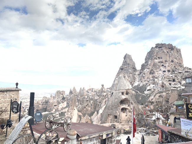 旅行記初投稿です。<br />2020年の2月にトルコに行ってきました。<br />トルコは初めてなので、各地を巡ってくれるツアーに参加しました。<br />トルコ10日間周遊のツアーはたくさんあるのですが、日程や行き先は大体同じだと思うので、迷ってる方の参考にしていただきたいです。また、海外旅行に行けない今、少しでも海外旅行をした気分になっていただければ幸いです。<br />日程は以下の通りです。<br /><br />【日程】<br />1日目:成田→ドーハ→アダナ(トルコ)<br />2日目:カッパドキア観光<br />3日目:カッパドキア観光<br />4日目:コンヤ観光<br />5日目:パムッカレ観光<br />6日目:アフロディシアス、エフェソス、クシャダス観光<br />7日目:ベルガマ、ブルサ観光<br />8日目:イスタンブール観光<br />9日目:イスタンブール観光<br />10日目:イスタンブール→ドーハ→成田<br /><br />1~3日目は、移動とカッパドキア観光です。<br />残念ながらカッパドキアで気球に乗ることはできませんでしたが、地下都市やキノコ岩など、見所がたくさんありました。<br /><br />