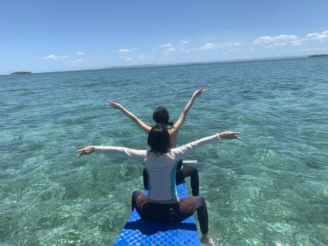 娘を連れて二人で海外旅行。さすがに行く前から緊張していました。<br />おまけに世界中コロナでぴりぴり。渡航禁止になるかもしれない、とある程度覚悟はしていました。<br />成田に早めに行くように言われ3時間前に到着しましたが、ガラガラ。。。<br />ワイファイをこちらで借りました。大変わかりやすい説明を受け安心しました。<br />フィリピン航空で発ちました。リクライニング、ほぼなしの狭い椅子。。。。ただ5時間くらいなので、耐えられるかな、という感じ。<br />機内食は、だめでした。<br />ホテルはプランテーションベイリゾートアンドスパです。空港に着いたらまずシムカードを買い、スマホに入れてもらいました。<br />お迎えの車に乗り込み、ホテルに到着。もう夜だったので外は真っ暗。その日はレストランでご飯を食べておしまい。でも!イタリアンだったのですが、すっごく美味しかったです。<br />翌日、ホテルでビュッフェ式朝食をいただきました。これがまた何を食べてもおいしい!<br />その後、ホテル内のプールサイドなどで写真を撮りながら、一旦部屋に戻り。<br />その日は、ドライバー付きレンタカーを予約していたので、シラオガーデンとトップス、そしてトップオフセブに連れて行ってもらいました。オプショナルツアーも様々ありますが、レンタカーだと自分の行きたいところだけチョイスして早めにホテルに帰ることができるので、正解でした。午後は、ホテルでビーチやプールに入りまったりしました。<br />夜は、ホテル内でダンスショーを見ながらのディナー。楽しかったです!<br />翌日はジンベイザメツアーで出発が午前3時でしたので、22時半には就寝。<br />翌朝真っ暗の中、ホテルには、朝食ランチボックスを作っておいてもらったので、それをロビーで受け取り、ツアー会社の車に乗り込みました。ジンベイザメと泳げる人気のツアーです。行きは3時間少しかかりましたので、ほぼ寝ていました。現地に着いたら受理番号を取るために順番待ちをし、呼ばれたらすぐボートに乗り込み、ボートのすぐ下からシュノーケルをつけて海中にいるジンベイザメを見るというものでした。<br />でもどうかな?このツアーは全然良くない、と思います。時間に縛られて、まるで受刑者(言い過ぎ?)のようです。常に急がされ、海中に潜るも、ボートについている竹を掴んでろ!と現地のおじちゃんに怒られて、全然イメージしていたものと違いました。もっと自由に泳げるものかと思っていました。帰り道にジョリビーに寄ってくれて、飲み物を調達。<br />最終的にホテルではなくアヤラショッピングセンターで降ろしてもらいました。入り口で熱を測り、店内へ。買い物のあと、チョビチョビというエビのお店でランチ。そして娘が眠いというので、マッサージを受けるべく4階のマッサージ屋さんに行きました。普段清潔な日本にいると、こういったところの枕などの匂いが気になります。マッサージはやっぱり少し高くても、ホテルで、がいいと思いました。でも少し寝たのでパワーアップして、買い物を楽しみました。アイランドスーベニアが改装中だったので残念。でもドラッグストアでアルコール消毒液もたくさん売っていたのでたくさん買いました!<br />さて、帰りのタクシー。これが怖い。前もってグラブをダウンロードしておいたので、早速頼んでみました。<br />アヤラモールの出入り口で待っていると頼んだタクシーから電話!英語がわからなかったので、アヤラのおじさんに変わってもらいました。<br />ここで待っていればいいということで、待っているとちゃんと来てくれました。料金も決まっているし、安心して乗っていられました。ただ運転手さんは一言も喋らず、どこに連れて行かれるかと、少しヒヤヒヤしましたが、無事ホテルに到着。<br />翌日はまたホテルのビュッフェで朝食。今度はヒルトゥガンとナルスアンツアーです。<br />娘はダイビングの免許を持っており、私はなし。こんな組み合わせでも受けてくれるところを探すのには大変苦労しました。でもわりと安価で、見つけることができ、娘がダイビングしている間、私は体験ダイビングとシュノーケルをすることができました。ヒルトゥガンには上陸できず、海の中だけでしたが、ナルスアンでは、もういいよ~ってぐらいに写真を撮ってくれました。今は、こういうサービスが必須なんでしょうね。。。でも思い出がたくさんできて良かったです。<br />ただやはりここでも餌付けされている魚を桟橋のたもとで見るだけ、餌のせいで透明度は低く、これまた想像していたものとは違いました。<br />もし助言できるとしたなら、オプショナルツアーは予定が詰まっていないものの方を選んだ方がいいと思います。<br />車での移動も長いともったいない!せっかく南国にいるのに、ずっと車の中では、なんだか違うな、と思いました。<br />次回、もしまたセブに行ったとしたら、ホテルでゆっくりする日を1日作り、あとは、マクタン島周辺でゆっくりシュノーケリングがいいと思います。<br />海や太陽や時間を大切にしたい!<br />参考になれば嬉しいです。