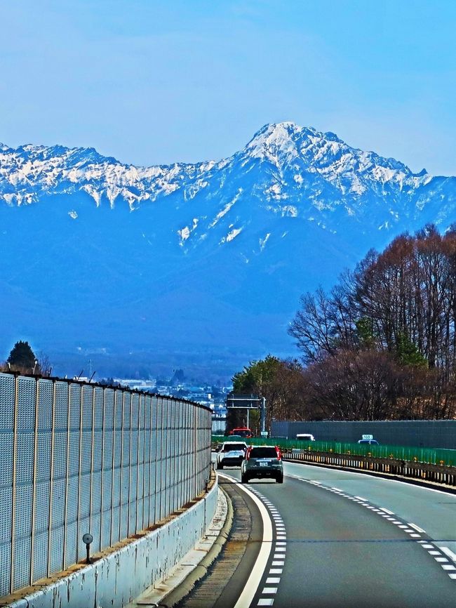 八ヶ岳リゾートアウトレット　RESORT OUTLETS YATSUGATAKE <br /> 八ヶ岳リゾートアウトレットは大自然に囲まれた&quot;自然調和型&quot;のショッピング空間です。広い場内は7つのコートに分かれ、どのコートからも八ヶ岳や南アルプスの絶景がご覧いただけます。<br />場内には、ブランドファッション、スポーツアウトドア、シューズ、雑貨などに更にレストランが加わり充実の約70店舗が立ち並びます。大自然の空気と四季の移ろいを身近に感じながら、ゆったりとした気分でお買い物をお楽しみいただけます。 <br />https://www.y-mm.jp/yatsugatake/index.html　より引用<br /><br />八ヶ岳リゾートアウトレット　につては<br />http://www.yatsugatake-outlet.com/index2.php<br /><br />ノスタルジックミステリーツアー　3日間 <br />5つ星の宿(1泊目)・大正ﾚﾄﾛの宿(2泊目)に泊まる　新幹線ｸﾞﾘｰﾝ車利用<br />３月７日(土)　３日目<br />ホテル（10：00発）＝＝＝＝○諏訪大社【約40分】＝＝＝＝トコロテラスの工場見学【約30分】＝＝＝＝八ヶ岳リゾートアウトレットを散策＆自由昼食【約110分】＝＝＝＝　　◎身延山久遠寺で巨大天井画などを拝観【約80分】＝　新富士駅19：09&#8194;→→&#8194;東海道新幹線　こだま672号→→20:16&#8194;&#8194;東京駅　　　　&#8194;バス走行距離/180ｋｍ<br /><br />