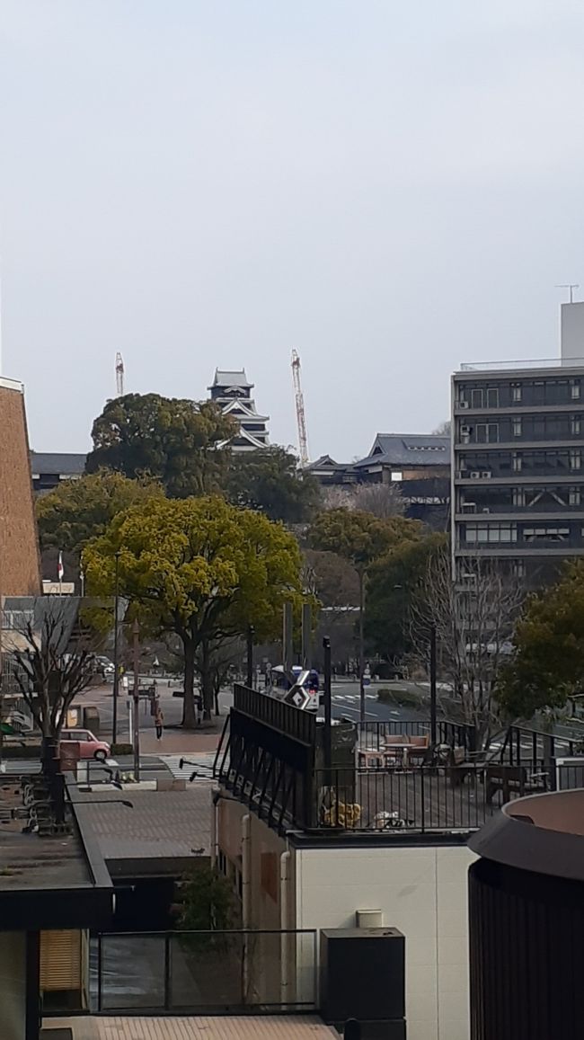 ご覧戴きましてありがとうございます。<br /> 2020年3月15日の日曜日はJR九州が発売していた「九州新幹線フリーパス」という割引切符を利用して福岡市内を起点に熊本市内と鹿児島市内を日帰り?で散策してきました。<br /> 2部構成での公開を予定していて、そのうち前編となる今回は熊本市内を散策した時の様子をご覧戴きます。<br /> なお、普段であればご覧戴いている皆様の今後の旅行の参考にしていただく目的も兼ねて公開しておりますが、この旅行記を公開した2020年4月26日の日曜日現在、日本国内全域で非常事態宣言の対象となっており、新型コロナウィルス感染拡大防止の為、不要不急の外出自粛が要請されている状況です。<br /> また報道等でご承知かと思いますが、医療現場自体、かなり厳しい状態であると伺っております。よって本旅行記の公開はこのような時期に旅行へ行くことを促進するつもりは毛頭ないことを申し添えるとともにこれ以上医療機関に負担を負わせることのないよう遠出を控える等私も気をつけますが、皆様もご配意戴けると幸いです。<br /> 旅行に行った気分に浸ったり、新型コロナウィルスの心配がなくなってからのご旅行の参考にご覧戴ければ幸いです。<br /> この場を借りてで恐縮ですが、医療関係者の皆様やトラックドライバーの皆様等新型コロナウィルス感染が懸念される時期にも関わらず我々一般市民の為にご尽力してくださっている全ての方々に敬意を表するとともに感謝申し上げます。<br /> また医療関係者の方々やトラックドライバーの方々等に対し尊敬するどころか、誹謗・中傷を行う事例が発生している旨聞き、非常に憤りを感じています。ご覧戴いている皆様はこのようなことをされていないと思いますが、このような事例がなくなることを切に望みたいものです。<br /> 話がかなり脱線しましたが、早く安心して遠出が出来る状況になれば・・・と思います。