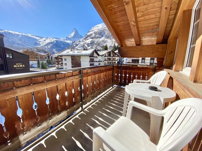 今回はツェルマット(1,620m)滞在中のホテル、レストラン、カフェ、パン屋さんやクリーニング屋さんなどの情報について記載していきます<br /><br />何を食べるかは旅にあたっては重要だと思っていますが、60歳をすぎると1日に三度の食事は無理になってきました<br /><br />特に海外では朝食ブッフェで結構なカロリーをとるため、昼時でもお腹がすきません<br /><br />結果的に、遅めのランチにするか、早めの夕食にするか、その日のお腹の具合で決めていました<br /><br />遅めのランチにした時は、夕食は自室で軽く済ませる<br /><br />夕食を予約している日は、昼は軽く済ませる、などでバランスをとっていました<br /><br />また1週間を過ぎる滞在だと、部屋での洗濯だけでは間に合わない衣類があったので、今回も一度だけクリーニングに持っていきました<br /><br />ツェルマットにも、コインランドリーができれば良いのですがね<br /><br />=======<br /><br />今回でスイスは26回目、ツェルマットは13回目の訪問となりました<br />どんだけスイス好きやねん ! と自分でも突っ込みたくなります<br /><br />飛行機チケットはマイレージの無料航空券でしたが、前年に親族の病気や不幸が続いて、予約していたチケットを2度キャンセルしていたため、使用期限は今回がリミットとなっていました<br /><br />そんな中、日本で新型コロナウィルス感染が広がる気配がありましたが、既に症状が無い人からも感染する「不顕性感染」の様相を呈していたので、何処にいてもリスクは避けられないのではないか ? と感じていました<br /><br />またアジア人が旅行先で差別的な扱いを受けたという報道もありましたが、これはメディアが特殊な例を、あたかも何処ででも起っているかのように、大袈裟に報道しているだけだと、あまり気にはしていませんでした<br /><br />まだよくわかっていないので不気味ということはあっても、それほど重症化率も死亡率も高くはないので、必要以上に恐れることもないのではないか<br /><br />例が適切ではないかもしれませんが、車に乗る以上は事故のリスクはあるので、「だから車には乗らない」という選択もありだと思います<br /><br />あえて危険なドライブはしないけど、普段と変わらない生活を送りたい、我が家はコチラの選択をしました<br /><br />なので結果的に感染したとしても、自分が気をつけているつもりでも、ある程度はやむを得ないのかな、と言う感覚でした<br /><br />ただ自分が知らぬ間に不顕性感染して、他人にうつすのも申し訳ないと言う思いもありました<br /><br />ツェルマットはリゾート地であり、世界中からスキー客が集まります<br /><br />リフトや街中はともかく、ゴンドラやロープウェイでは、短時間とはいえ密室なので気は使いました<br /><br />寒いのでフェイスマスクはしてましから、他人の喋る反対方向を向いて、出来るだけ飛沫を避けていました<br /><br />ドアやエレベーターボタンは、利き腕と反対で触るようにし、指で目や鼻、唇は触らない<br /><br />食べたり飲んだりする前は、手洗いか消毒ウェットで手指を拭く、など日本でも気をつけるべき事は、現地でも注意を払いました<br /><br />あとは日本で感染が急増して、日本への飛行機が運行停止になる、あるいは現地で自分が感染発症し、現地で足止めをくらう、それが一番の不安材料でした<br /><我が家が帰国便に乗った翌日の3月5日には、スイスインターナショナルエアラインは成田、関空-チューリッヒ間の減便を決めました><br /><br />なので、クレジットカード付帯の保険で、そういう事態になった場合、どこまで保険適用されるのか?などを電話してカード会社に確認を取りました<br /><br />本人が発症して入院したり、飛行機自体が運行停止になり、当初の旅程が変更になってしまった場合は、本人分の滞在費、飛行機代などは補償されるとの事でしたが、家族の分まではダメとのこと<br /><br />補償されるとしても、滞在が大幅に伸びた場合を考えると、当面のお金がかなり余分に必要なので、カードからおろせるように多目に銀行口座に入金もしました<br /><br />他には、スイスの日本大使館の連絡先や、大使館からの情報がすぐに見られるようネットで検索しておき、準備をしました<br /><br />個人旅行で海外に行くからには、ある程度のリスクを背負って行く、覚悟と言う程おおげさではないですが、まあこんな感じで出かけてきました<br /><br />今後の旅行される方があれば、何らかの参考になれば幸いです<br /><br /><2020.3.14現在、ツェルマットは、登山列車やロープウェイなど、残念ながら4月末まで運行停止となり、ゲレンデは閉鎖されました><br /><br />= 旅行記は以下に分けて記載します =<br /><br />1.チューリッヒ前泊編<br />2.ツェルマット滞在編<ホテル、街、レストラン、クリーニングなど><br />3.イタリア側チェルビニア・スキー編<br />4.ゴルナーグラード側スキー・夜景編<br />5.スネガ側スキー編<br />6.ツェルマット・冬のハイキング編<br />7.チューリッヒ後泊編