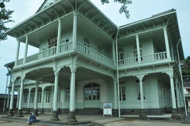 今回は山陰旅行3日目の松江市内見学が中心だが、前回旅行記で2日目の境港散策まで書いたので、2日目の境港散策後から始めたい。<br />境港見学終了後、シャトルバスで松江に向かい、そこで宿泊して翌日は松江市内見学をしたが、最大の目的はもちろん松江城だ。朝、ホテルに荷物を預けて松江城に向かった。距離的には遠くないが、早朝散歩で場所は確認済だ。地図的には、ホテルを出てそのまま北に進めばお濠や石垣が見えてくる。<br />城郭の入口から石段を昇っていくと、天守閣に行く前に松江神社と興雲閣があるので、今回は主にこれらについてご紹介したい。<br />