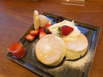 季節限定のパンケーキを求めて長町武家屋敷跡界隈にある和カフェ『菓ふぇMURAKAMI Nagaya-mon店』に行って来ました。<br /><br />コロナ・ショックの逆風は皆無ではないにも関わらず長町武家屋敷跡界隈は観光客でかなりの賑わいです。<br /><br /><br /><br /><br />金沢へ・・・・