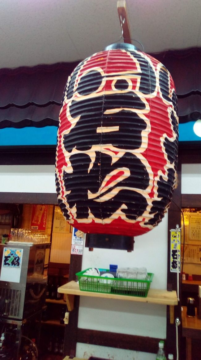 ブラブラと山下公園を散策した後に赤レンガ倉庫なども訪れます。<br />夜の飲みに備えて腹ごなしです。<br />徒歩で桜木町の駅に到着。<br />ここで友人と待ち合わせして、野毛に向かいます。<br />駅前のぴあという施設内に飲み屋さんが集結しているので、まず一杯飲むことにしました。<br />その後、野毛を散策しながら立ち飲み屋さん、寿司屋さん、渋い飲み屋さんで飲んで解散です。<br />最後のお店の写真はバッテリーが切れてしまいましたのでありません。<br />一日中、動いて楽しく過ごせました。<br />野毛エリアの飲み歩きは楽しいですね。<br />コロナの影響で静かなのが残念です。