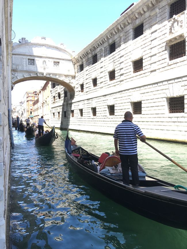 「コロナウイルスに負けるな!イタリア」の応援の気持ちを込めて、昨年7月の旅行記を記します。<br /><br />いつか行ってみたかったイタリアへ母と二人でパッケージツアーに参加しました。母の希望はカプリ島の青の洞窟とベネチア、私の希望はミラノで最後の晩餐の鑑賞とJGPの恩恵を受けるべくワンワールド航空会社利用です。これらすべての希望を満たすツアーは無かったので、日本旅行社のフィンエアーを利用する「素敵なイタリア」ツアーを現地発着にしてフィンエアーの航空券を別買い、本隊より1日前にローマ入りしてベルトラで手配したローマ発着カプリ島日帰りツアーを加えました。<br />【旅程】<br />7/11(木)成田発フィンエアーにてヘルシンキ乗り換えローマ ローマ泊<br />7/12(金)ベルトラ社扱い「みゅう」カプリ島青の洞窟1日ツアー参加 ローマ泊 (夜にツアー本隊と合流)<br />7/13(土)ローマ市内観光 コロッセオ・バチカン・最後の審判・夕食はカンツォーネディナー ローマ泊<br />7/14(日)AMバス移動 PMフィレンツェ観光 フィレンツェ泊 <br />7/15(月)AMピサの斜塔 PMフィレンツェ市内自由散策 フィレンツェ泊 <br />7/16(火)AMベネチアへバス移動 PMガラス工房見学・ゴンドラ乗船後自由散策 ベネチア泊←ココ<br />7/17(水)AMミラノへ移動 最後の晩餐・ドゥオーモ見学後自由散策 ミラノ泊<br />7/18(木)ツアーと一緒にフィンエアーで帰国 機内泊<br />7/19(金)AM成田着