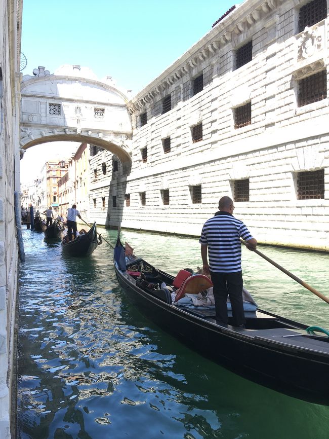 「コロナウイルスに負けるな！イタリア」の応援の気持ちを込めて、昨年7月の旅行記を記します。<br /><br />いつか行ってみたかったイタリアへ母と二人でパッケージツアーに参加しました。母の希望はカプリ島の青の洞窟とベネチア、私の希望はミラノで最後の晩餐の鑑賞とJGPの恩恵を受けるべくワンワールド航空会社利用です。これらすべての希望を満たすツアーは無かったので、日本旅行社のフィンエアーを利用する「素敵なイタリア」ツアーを現地発着にしてフィンエアーの航空券を別買い、本隊より1日前にローマ入りしてベルトラで手配したローマ発着カプリ島日帰りツアーを加えました。<br />【旅程】<br />7/11（木）成田発フィンエアーにてヘルシンキ乗り換えローマ　ローマ泊<br />7/12（金）ベルトラ社扱い「みゅう」カプリ島青の洞窟1日ツアー参加　ローマ泊　（夜にツアー本隊と合流）<br />7/13（土）ローマ市内観光　コロッセオ・バチカン・最後の審判・夕食はカンツォーネディナー　ローマ泊<br />7/14（日）AMバス移動　PMフィレンツェ観光　フィレンツェ泊　<br />7/15（月）AMピサの斜塔　PMフィレンツェ市内自由散策　フィレンツェ泊　<br />7/16（火）AMベネチアへバス移動　PMガラス工房見学・ゴンドラ乗船後自由散策　ベネチア泊←ココ<br />7/17（水）AMミラノへ移動　最後の晩餐・ドゥオーモ見学後自由散策　ミラノ泊<br />7/18（木）ツアーと一緒にフィンエアーで帰国　機内泊<br />7/19（金）AM成田着