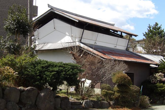 　伊豆箱根鉄道大雄山線 大雄山駅は南足柄市の中心地にある。ここ南足柄市関本を歩いてみると、土蔵があるではないか。それも3棟（＋2棟）もある。幾ら田舎の南足柄市とは言え、中心地にまだ土蔵が残っていることには驚きでもある。<br />　1棟目は事務所の横に前を駐車場にして残してある。土蔵の入口と窓が2つづつあり、初めて目にした。もう1棟はパン屋さんのお店の棟続きに土蔵が残っている。大雄山線の車窓からは家屋敷に2棟の土蔵が建っているお屋敷が見えたが、ここ関本ではいずれも広い家屋敷に土蔵があるという見慣れた光景ではない。3棟目は表紙写真の土蔵で家屋敷にある土蔵らしい土蔵である。4棟目も家屋敷にある土蔵である。5棟目は農家Cafe Raku（https://4travel.jp/travelogue/11609987）の奥の建物が土蔵らしい。<br />　帰りに別の交差点で「矢倉沢往還・関本宿」の標柱を見付けた。ここ南足柄市の中心地である関本に土蔵が残っているのはかつての宿場であったからだと悟った。<br />（表紙写真は家屋敷にある土蔵）