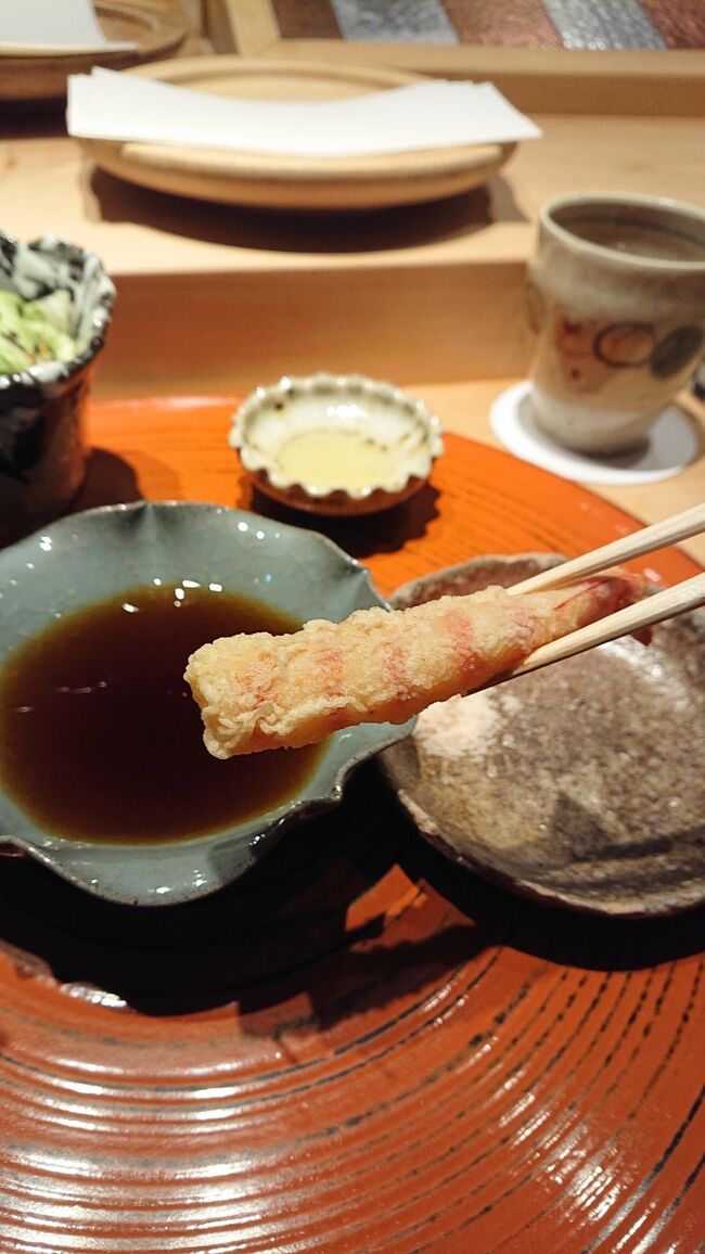 とびぬけて旨い天ぷらですよと紹介していただいて以来、最近は大阪ではこの店しか行ってません<br /><br />大阪駅からは少しだけ東にずれていて個人的に全く来ることがないエリアにある<br /><br />九州は熊本天草出身のシェフ<br /><br />最近のシェフはみな若いのに凄い人が多いなぁ<br /><br />油、雰囲気、素材、ドリンクすべてにおいてスキがない<br /><br />しいて言えば少し横の客との距離が近い<br /><br />天ぷらってすごく難しい料理の一つだと思う<br /><br />素材に大きくクオリティーも左右されるんだけど同じ素材でも時期によって水分量が全然違うんだよねぇ<br /><br />それを秒単位で見抜いて最適な状態でサービスするのは料理をよくする人にはわかると思う<br /><br />ということで大阪天ぷらトップ<br /><br />