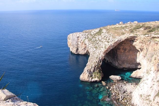 イタリアのシチリア島の南、地中海に浮かぶ島国のマルタ共和国。<br />ＧＷに訪れましたが、連日快晴、そして絶景続き。ハチミツ色の石灰岩の建物が並ぶ街並みも、真っ青な海も、大自然に囲まれた神殿も、とにかく美しい景色ばかりでした。<br />ヴァレッタを拠点に、マルタ島ではマルサシュロック、スリーシスターズ（ヴィットリオーザ）、スリーマ＆セントジュリアン、青の洞門、ハジャール・イム神殿＆イムナイドラ神殿、イムディーナ＆ラバト、そしてヴァレッタをまわりました。イムディーナではルレ・エ・シャトー加盟のThe Xara Palaceにも宿泊。コミノ島とゴゾ島にも日帰りで訪れました。<br />この旅行記では、青の洞門、ハジャールイム神殿＆イムナイドラ神殿をご紹介します。