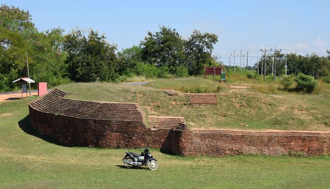 ミャンマー旅行も、世界遺産の「Pyay古代都市」を残すだけとなった。モンユワからマンダレーに出て、旅行代理店でPyay行バス（14,000チャット）を予約したが、訊いた話では、昼間走るPyay路線はほとんどないらしい。<br />朝ツクツクを頼んで、南バスターミナルの事務所に着いた。09:00発のバスでPyayに向かう。<br />