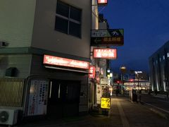 駅前裏通りを行く。行って、飲んべぇに変身。