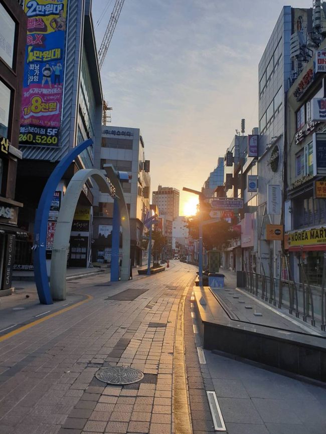 <br />3月17日<br />韓国 釜山 <br /><br />7時ごろ Biff広場 の様子<br /><br />コロナ前には、この時間には外国人がいるハズが、イマは閑散と…。<br /><br />以上、毎月ソウル 毎月釜山<br />カラダを張ったフリーランスライター年収150万円がお伝えしました。<br />近日 地球の迷い方 コロナ韓国編2020年版<br />自費出版予定!<br /><br />旅行前にはガイドブックを買いましょう~!<br />
