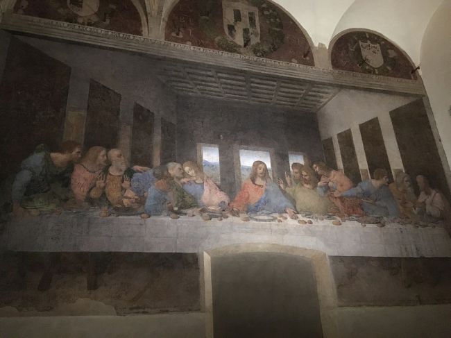 「コロナウイルスに負けるな!イタリア」の応援の気持ちを込めて、昨年7月の旅行記を記します。<br /><br />いつか行ってみたかったイタリアへ母と二人でパッケージツアーに参加しました。<br />母の希望はカプリ島の青の洞窟とベネチア、私の希望はミラノで最後の晩餐の鑑賞とJGPの恩恵を受けるべくワンワールド航空会社利用です。これらすべての希望を満たすツアーは無かったので、日本旅行社のフィンエアーを利用する「素敵なイタリア」ツアーを現地発着にしてフィンエアーの航空券を別買い、本隊より1日前にローマ入りしてベルトラで手配したローマ発着カプリ島日帰りツアーを加えました。<br /><br />【旅程】<br />7/11(木)成田発フィンエアーにてヘルシンキ乗り換えローマ ローマ泊←ココ<br />7/12(金)ベルトラ社扱い「みゅう」カプリ島青の洞窟1日ツアー参加 ローマ泊 (夜にツアー本隊と合流)<br />7/13(土)ローマ市内観光 コロッセオ・バチカン・最後の審判・夕食はカンツォーネディナー ローマ泊 <br />7/14(日)AMバス移動 PMフィレンツェ観光 フィレンツェ泊<br />7/15(月)AMピサの斜塔 PMフィレンツェ市内自由散策 フィレンツェ泊<br />7/16(火)AMベネチアへバス移動 PMガラス工房見学・ゴンドラ乗船後自由散策 ベネチア泊<br />7/17(水)AMミラノへ移動 最後の晩餐・ドゥオーモ見学後自由散策 ミラノ泊 ←ココ<br />7/18(木)ツアーと一緒にフィンエアーで帰国 機内泊 ←ココ<br />7/19(金)AM成田着