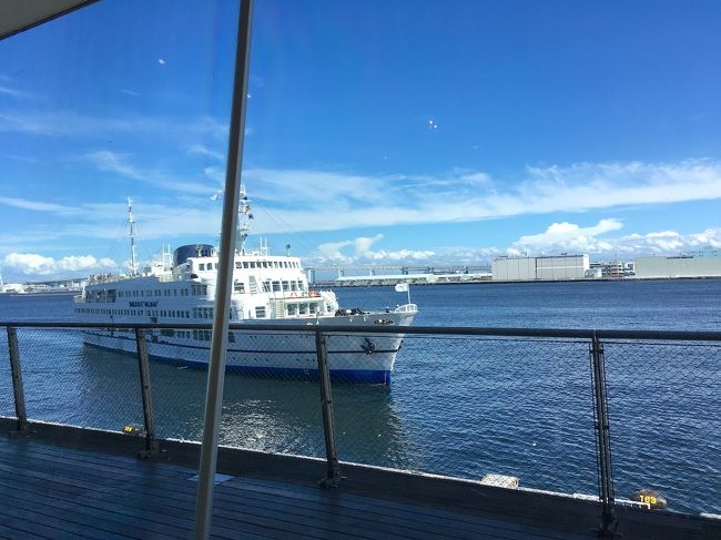 2018年9月、神奈川県の横浜市に行ってきました。<br /><br />2月はさいたま新都心、6月は幕張新都心に行きました。<br />そして今回は、3つ目の新都心・みなとみらい21へ。<br /><br />東海道五十三次の宿場町で最も近いのは、神奈川宿。<br />江戸から数えて3つ目の宿場になります。<br />東海道近辺を歩くと共に、水辺の街を歩いてきました。<br /><br />みなとみらい21の周辺に来るのは大体数年おき。<br />前回来た時、大さん橋にあるカフェに入りそこねました。<br />その時のカフェに今回行くことにしました。<br />