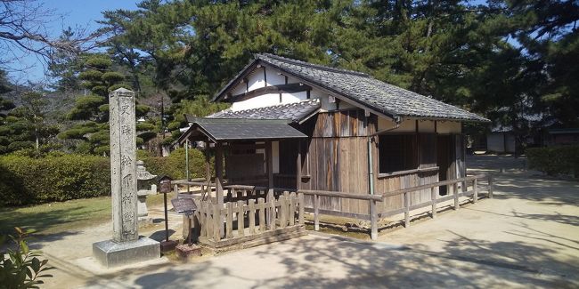 世界遺産の萩。<br />全部で5か所の世界遺産があるが、松陰神社と城下町は何度も行ったことがあり、反射炉も数回行っている。<br /><br />昨年の夏に恵比寿ケ鼻造船所跡を訪問して、残り２か所になった。<br />いつ山口から引っ越すか分からないから、この日は全部制覇しようと萩に来てみた。<br /><br />昼前なのでまずはシーマートに行って腹ごしらえ。<br />来萩でランチ。<br />ノンアルコールビールを飲んで店名を冠にした「来萩定食」を注文した。<br /><br />来萩定食は刺身に天ぷら、のどくろの煮つけが付いた豪華版。<br />美味しい刺身に甘い刺身醤油。そしてご飯。<br />このトライアングルはいつまでも食べていられる美味しさ。<br /><br />豪華なランチに満足して少し市場内を散策してから松陰神社へ。<br />松下村塾をゆっくり見てから参拝。<br />そして吉田松陰歴史館を見学。<br /><br />十分に「ウオーミングアップ」が済んだので、いよいよ世界遺産制覇に向かおう！<br /><br />