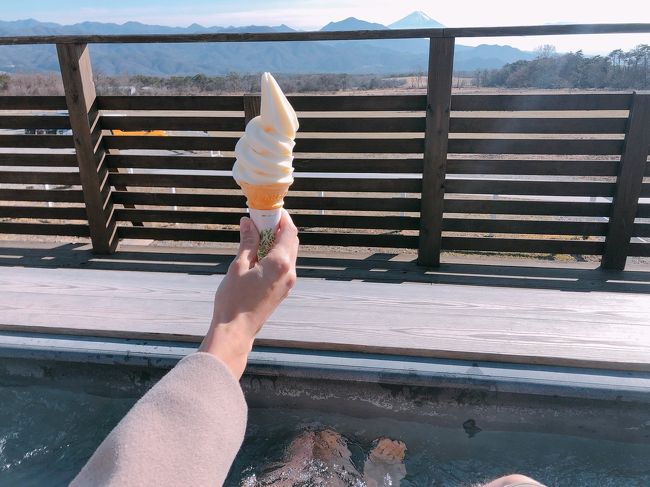 足湯入りながら、<br />富士山見ながら、<br />めっちゃおいしいアイスを食べる!っていう<br />至福!!!<br /><br />しかもたまたま見つけたので嬉しさ倍増でした♡<br /><br />富士山って案外近づいたり遠ざかったりすることに<br />道中気づきました。なんか不思議。<br /><br />近くにあったので信玄餅のお店も寄りました。<br />生信玄餅は、意外と普通の信玄餅でした。笑<br />マカロンがおすすめです…!