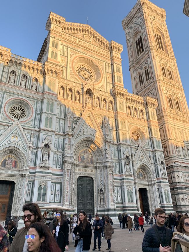 半年前から計画していた今回のイタリア旅行。<br />旅の最大の目的は、ベネチアのカーニバル。<br />2月18日羽田空港発 ANAでフランクフルト乗り換え ミラノ2泊<br />2月20日ミラノ発 イタロでヴェローナ観光後 ベネチア2泊<br />2月22日ベネチア発 イタロでフィレンツェへ フィレンツェ4泊<br />2月23日ピサの斜塔観光後、ヴィアレッジョのカーニバルへ<br />2月26日フィレンツェ発 イタロでローマへ ローマ3泊<br />2月29日ローマ発 シンガポール航空にてシンガポールへ 半日観光<br />3月1日夜 羽田空港着