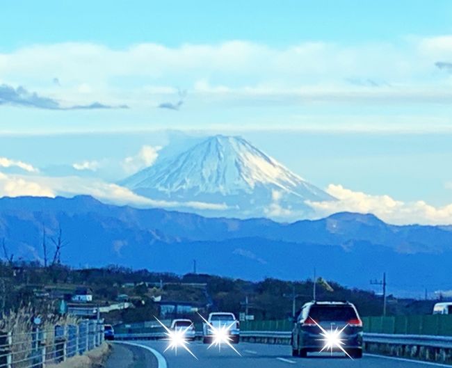 巷では『帰省ブルー』なる言葉があるらしい。<br /><br /><br /><br />それは『夫の実家に行きたがらない妻』の心情を<br />あらわしたモノらしいのですが…<br /><br /><br /><br />我が家はその逆。<br /><br /><br /><br />昨年家を購入したこともあり<br /><br />『せっかくだから<br />新居で歳神様をお迎えしたら！？』<br /><br />という義両親の心遣いで<br />新年は新居で迎えたのですが<br /><br />『帰省しないとブルー』な私は<br />（一刻も早く！長く！帰省したい）<br /><br />２日には義実家へ帰省しました（笑）