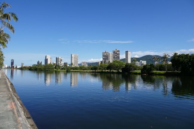 新型コロナウイルス騒動のなか、ハワイ行きを決行しました。<br /><br />行く直前になって、ヨーロッパからアメリカへの入国を認めないニュースが飛び込み、日々状況が変化していているので出国制限がかかるかもしれないとか、出国出来たとしても入国&帰国が出来るのか大変不安ではありましたが、出発日現在で渡航先のハワイに発症者が少ないことと、毎日家に閉じこもりっぱなしの子どもたちのストレスが少しでも解消されればと思い、、、<br /><br />同僚に「世間がこんな状況でも予定を変えない鉄の意思は称賛に値しますね!」なんて言われる始末。<br /><br />これでも夫婦ともども、すごくすごく悩んだ末の決断だったんですが、結論としては行って良かったかなと。