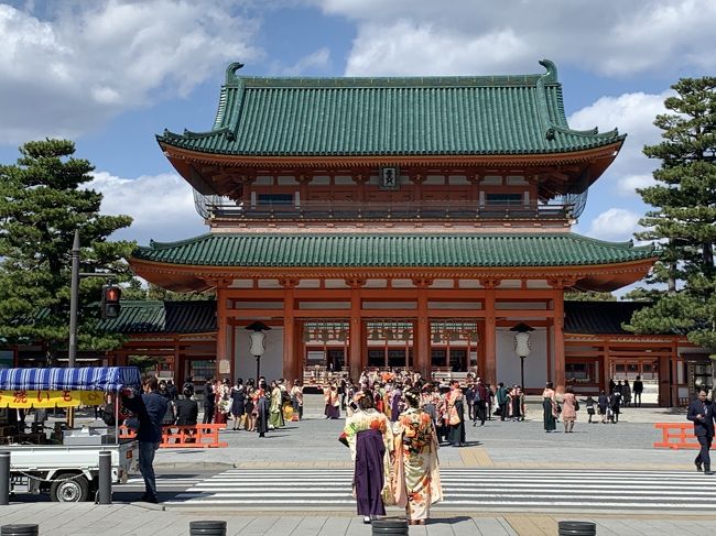 京都の街をジョギング。朝に京都に着いて祇園のランステからスタート。祇園を通りぬけて建仁寺から八坂の塔、八坂庚申堂に。次に「維新の道」の坂道を登り霊山護国神社の坂本龍馬、中岡慎太郎の墓をお参りしてから高台寺を見学して「ねねの道」を通り円山公園に。さらに知恩院、青蓮院門跡、平安神宮の前を通り岡崎神社に寄って「哲学の道」を通り銀閣寺を見学。銀閣寺の前の今出川通りを京都大学を通り越して下鴨神社にお参りして京都御所を抜けて二条城の前を通り本能寺で織田信長の墓をお参り。5時間20キロのランニングでした。