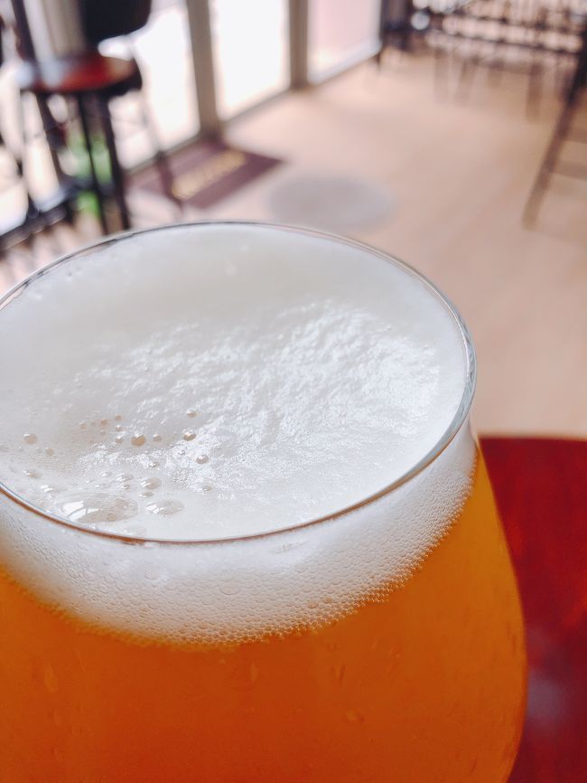 コロナ騒動でシンガポールに閉じ込められてしまった。こんな時は反骨精神?でビールを飲むしかない。ちなみにシンガポール国内は普段どおり歩き回ってる茶柱です。すっかりマスク疲れ。サージカルマスクはもう入手不可なので布マスクに切り替えました。仕方ないのでこの時期でしかできないことをやります。<br /><br />自動車整備工場があるウビという地域。でも実は優れたb級グルメが集まってる地域でもある。その地域にクラフトビールのマイクロブルアリーを最近になって発見。ここは食事を出さないので、byof(bring your own food)を奨励。これだけ自由を与えられてしまうと私は興奮する。お洒落なスペースではない。まるで会社のパントリーにいるようだ。でもそこがまた気楽で良い。唯一残念なのはテースターボードがないところ。一気に4,5種類ぐらい飲み比べたいんだけどなあ。<br /><br />ちなみにオーナーは経理士。アメリカ在住時にクラフトビールに魅せられ、帰国して自らクラフトビールを手掛けることにしたらしい。2018年8月創業だから、ちょうど1年半ぐらい?是非これからも質の高いクラフトビールを作り続けて欲しいです。加油!<br /><br />ついでにバカ殿様の1日も早い治癒を祈願。ドルフ世代にとっちゃコレは大ごとです。