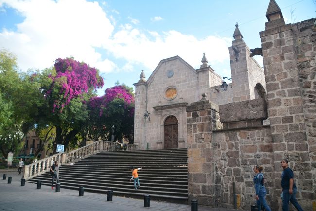 モレーリアの街へ戻りました。<br />Templo de Santa Rosa de Limaの内装は目を見張るものがあります。<br />美しい街並みを歩き最後に州庁舎に向かいました。<br />無料で見学できる内部にはメキシコの歴史が描かれた壮大な壁画があります。<br /><br />https://youtu.be/B5yMeExMT1Y