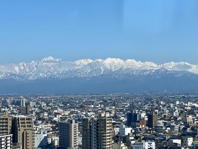 鹿児島から京都の実家に所用で帰省した際に、富山市内から雪に覆われた立山連峰を眺めるために富山を訪れました<br /><br />新型コロナで何もかも萎縮ムードですが、密集の環境でなければ、しっかりと気をつけていれば、それほど恐る必要はないと思っています<br /><br />昨年6月に氷見の温泉旅館に泊まった時は、あいにくのお天気で雲がかかっており、また距離的にも遠くに見える程度だったので、今回はより近い距離から、雪も沢山残っている状態で眺めたかったので、3月にしました<br /><br />最初に、よく写真が紹介されている呉羽山公園に登ってみましたが、確かに綺麗ではありますが、やや距離が遠いのと、工事のクレーンが目の前にあったので少々目障りでした<br /><br />次に駅のインフォメーションで勧められた富山市役所にあるという展望台に登ってみたところ、コチラの方が近いですし遮るものもなく、思ったような光景を目にすることができました<br /><br />また前日は京都から移動してきましたが、あいにくの雨模様だったため、早めに夕食に出かけましたが、ネットで調べた小料理屋さんが予想以上に美味しくて大満足でした<br /><br />翌日の朝は、2008年に世界1美しいスターバックスを受賞した「岩富運河環水公園」に行きましたが、ほんとに良いロケーションで受賞もうなずけました<br /><br />その後に、呉羽山公園に出かけました<br /><br />立山連峰を眺めた後は、高速バスで道中からも眺めながら金沢に移動しました