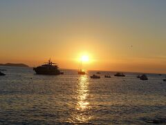 黄金色に輝く地中海を望む人気の　<カフェ・デル・マール>の 特等席で チルアウトを聴きながら ～イビサ島ベストシーズン旅その３