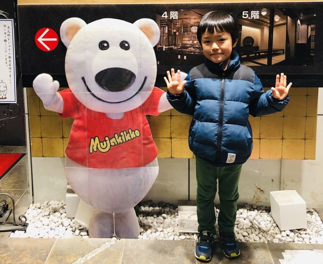 鹿児島一泊目は鹿児島市内のドーミーイン。<br />鹿児島はちんちん電車の走る街。<br />そんな街にお泊りする時はちんちん電車が見えるホテルを探しまくる。そんな中ヒットしたのがドーミーイン。<br />ネットで予約をしてから「ちんちん電車」の見える部屋にしてほしいと電話してお願いをする。<br />フロントの方が素敵な方で、「目の前に電車が見える部屋と斜め上からの俯瞰で見える部屋とどちらがいいですか?」と選択肢をくれた。<br />俯瞰で見る部屋だと、ちょうど十字路を交差するのが見えますよーとも教えてくれる。<br />もちろん斜め上からの俯瞰で見える部屋で予約!<br />