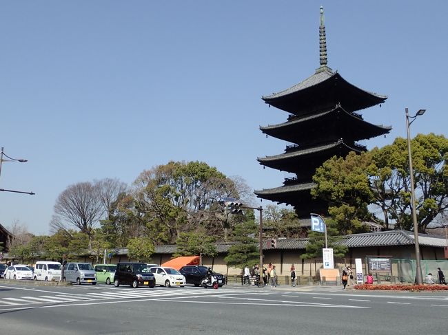 本当なら明日から旅行に出る予定やったけど、新型コロナの影響で行けんようになってしもた。<br />ん～ムズムズ・・・　今日は天気もええし、弘法さん（毎月２１日に東寺で縁日が有ります）にでも行ってみるか！<br />東寺の最寄り駅は近鉄の東寺駅になりますが、京都駅（八条口）辺りから徒歩でもＯＫです。<br />ついでに、東寺が有ったら西寺も有る？<br />平安京、朱雀大路の南の端っこを紹介しときます。羅城門から南側は当時の洛外、鬼も出るという未開の地やったらしい！<br />