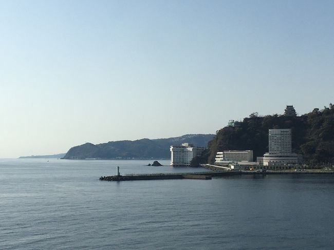 娘の就職前に旅行したいという事で、近場の熱海へ。<br />いちご狩りと熱海で温泉とアウトレットで買い物の一泊二日の旅でした。<br /><br />熱海駅前は春休みだからか高校生大学生達が沢山いました。