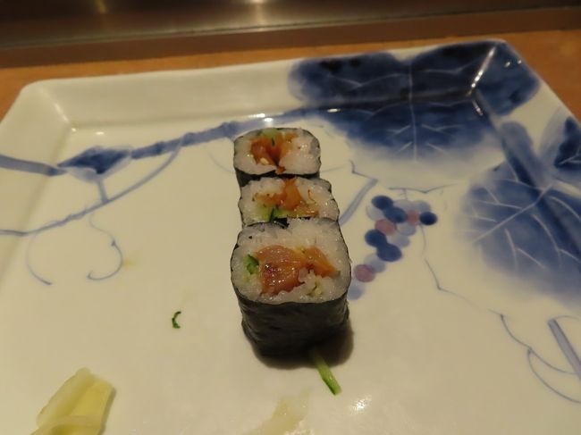 再び、八志希で寿司ランチ 世田谷・上町 2020/03/12<br /><br />今回も姉と八志希に寿司ランチを食べに行きました。12時からの予約が取れたので、オープンまで、お店の前で待っていました。12時きっかりに、従業員の方が、お店から出てきて、営業中の札を出し、いよいよオープンです。我々は一番乗りで入店、ご主人の話では、武漢肺炎の影響でお客さんが少なくなったそうです。その後、お客さんが入店してきました。今日は、カップルのお客さんが多かったです。開店時は、満席にはならなかったですが、その後、フリーのお客さんが入店してきて、満席になりました。普段は、予約客で満席になるのでフリーのお客は入れないことが多いようです。<br />飲み物の冷酒を選び、あん肝の先付と一緒に出てきました。私は、先付はあん肝しか食べていませんが、何回も訪れている姉は、色々食べているようです。<br />今回は、あん肝に始まり、冷酒、真鯛、シマアジ、初ガツオ、甘えび、生ダコ、鰤、金目鯛、白魚、雲丹、赤貝、鮪、ひもきゅう(赤貝のひも)、最後に、紅茶とデザート、いつもより2貫多かった気がしました。居酒屋などへ武漢肺炎の影響で、人の足が遠のいたようで、鮮魚がだぶついているそうです。2貫多かったのはそのせいでしょうか。今回、忘れずに、ネタをメモったので、今度は、撮り忘れたネタもありました。これで、税抜き2000円、信じられないほどの価格です。<br />所在地: 〒154-0016 東京都世田谷区弦巻5丁目18-11<br />営業時間:11時45分~14時00分, 17時30分~22時30分<br />電話: 03-3426-1336<br />アクセス:世田谷線上町駅から徒歩6分、600m
