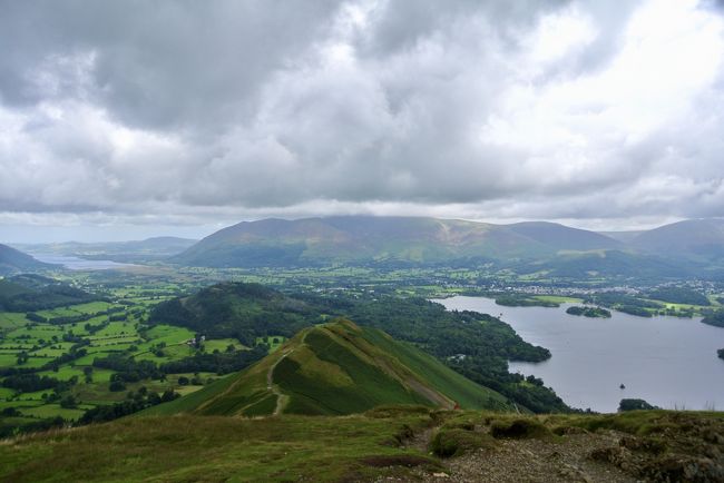 湖水地方の中でもマイナーな北部にあるダーウェントウォーター湖(Derwentwater)に面する街ケズウィック(Keswick)で2泊3日のB&amp;Bステイ。<br />キャットべルズ山越えのハイキング（ウォーキングと思って行くとかなりきつい！）、ボート、アフタヌーンティ。アクティブながらリラックスした時間を過ごしました。