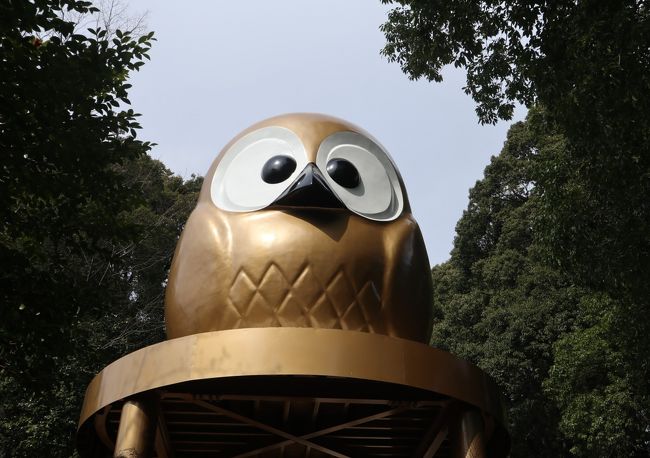 大きな金色のフクロウがドーンと鎮座している神社というのは鷲子山上神社(とりのこさんじょうじんじゃ)。<br />そして、大鳥居の中央と奥の御本殿の中央が、栃木県と茨城県の県境という両県にまたがっている珍しい神社でもあるのだ。<br /><br />福運・金運の神、医薬・難病克服の神として崇拝されている。<br />まさに、今の日本を救ってくださる神様!