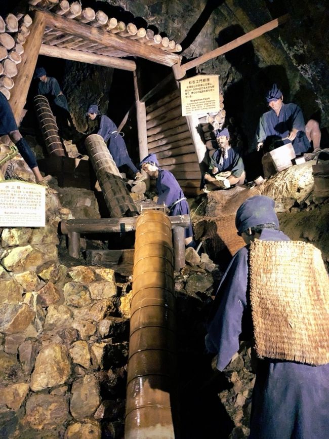 32年ぶりの佐渡島旅行の2日目です。 昨日は佐渡島の上半分をドライブしましたが、この日は下半分を回ります。<br /><br />あと、佐渡島観光と言ったらここに行かないと!という史跡 佐渡金山を32年ぶりに訪れました。 <br /><br />コロナの影響で何カ所かCloseしていた場所もあり、残念でもありましたが、その場所も含め、美味しい佐渡グルメを楽しむために、またいつか佐渡島を再訪したい!と心の底から思った今回の佐渡島旅行でした。