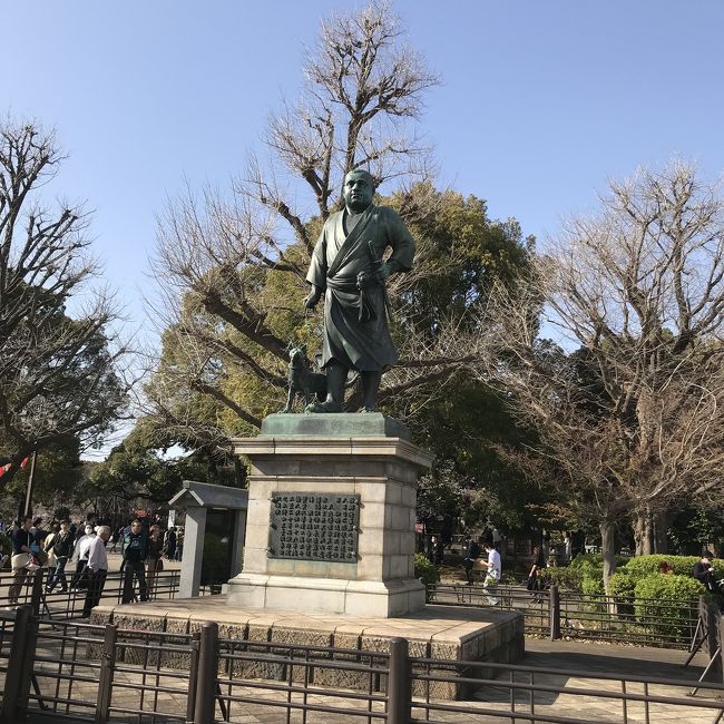 久しぶりに上京する友人と会うために、広くて戸外、ということで上野公園、西郷隆盛さんの銅像前で待ち合わせしましたら、、、<br /><br />三連休の中日、暖かく天気が良い、みんな考えることは同じ。<br /><br />というわけで、激混みな上野公園でした。<br /><br />翌日3/22はさらに気温が上がり7~6分咲きになったようですが3/23月曜日から気温が下がりましたので、上野公園の桜の満開は3/25ころかな?と予想しますが、どうでしょうか。<br /><br /><br />写真は西郷隆盛像<br />