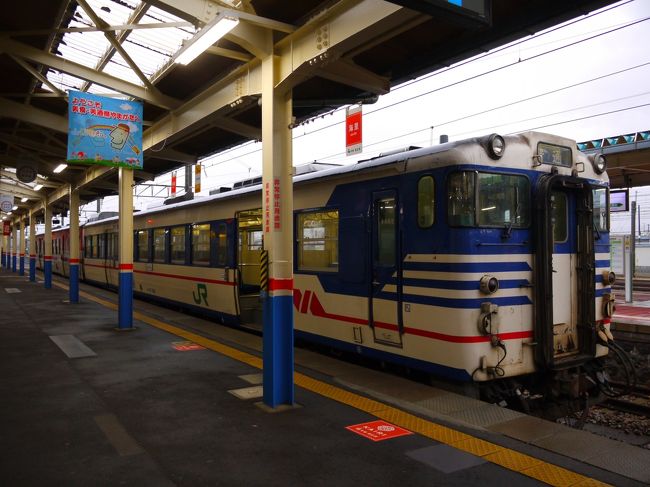 【おことわり】<br />・エリアはちょっとだけ町歩きしたので「山形」にしましたが、新潟→秋田区間をひたすら移動します。<br />・沿線風景を楽しんでもらえたらと思います。（天気悪いけど）<br />ーーーーーーーーーーーーーーーーーーーーーーーーー<br />2019年の年末年始はうまくいけば10連休にできる！<br />しかもこの時期はお得なきっぷも使える！<br /><br />ってことで鉄道で【日本縦断】することにした。<br /><br />〇おおまかなルート〇<br />　26日　仕事後→佐世保（佐世保）<br />　27日　佐世保→西大山→枕崎（枕崎）<br />　28日　枕崎→下関（下関）<br />　29日　下関→福知山（福知山）<br />　30日　福知山→新潟（新潟）<br />★31日　新潟→函館（函館で年越し）<br />　１日 　函館→旭川（旭川）<br />　２日 　旭川→稚内→旭川（旭川）<br />　３日　 旭川→川湯温泉（やっと温泉泊）<br />　４日　 川湯温泉→東根室＆根室（根室）<br />　５日　 根室→大阪　ただいまー・・・<br />　※（〇〇）は宿泊地<br />　※この旅行記は★のところの前半です。<br /><br />〇この旅をするにあたってのマイルール〇<br />1：最〇端の目的地では必ず下車＆乗車すること。<br />2：使う路線はJRに限定しない。<br />3：使う切符は『青春18きっぷ』に限定しない。<br />4：ただしできるだけ鈍行を使うこと。<br />・天候や運休などやむを得ない場合は特急・新幹線も使用可。<br />・そもそも鈍行の無い（極端に少ない）区間は特急の使用可。<br />ーーーーーーーーーーーーーーーーーーーーーーーー<br /><br />この旅も早いもので折り返し地点！日本縦断５日目です。<br />まだ本州にいるんですけどｗｗ<br />まだ目標の半分しか到達できてないんですけどｗｗｗ<br /><br />本州の北関東、東北はまだまだ未踏の地も多くて、乗りたい路線もいっぱいあるんやけど寄り道してるほどの余裕はないんよね。<br />この先の北海道が広いからねー。端っこまで行こうと思うと結構時間もかかるので。今回は本州はさらっと流してさっさと北海道に渡っちゃおうと思います(・∀・)<br /><br />というわけで、この日もひたすら日本海沿いを北上＝З<br />でも乗ってるだけとは言え、この区間も楽しみたいやん？<br />冬の荒れた北の日本海大好きなんよね～<br />とある事情（単なる計画ミスとも言う）により思ったより時間が出来そうやったので、数日前に門司駅で【リゾートしらかみ】の指定席をゲットしておいた。できた時間で五能線に乗っちゃおうってゆう作戦♪<br /><br />ただ、天気はまた午後から下り坂。<br />この大晦日は北日本、荒れるらしい。雪や強風に警戒！とかなんとか。<br /><br />・・・・ここにきてまさかの運休ピンチか？！<br /><br />では乗ってるだけの大晦日、前編スタート～<br />※リゾートしらかみはこの旅行記では出てきません