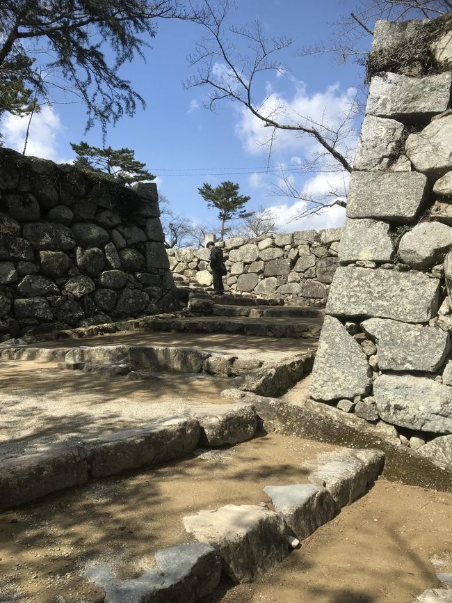 名古屋までの高速バスは二階建て、。一階部分は６席に４名。ゆったりとした空間での旅が出来ました。その近鉄で桑名へ。レンタカーで１日目はいなべ市と鈴鹿市で梅巡り。２日目はレンタカーで松阪と鈴鹿市伝統産業館へ。三重の歴史と伝統文化を巡る旅を楽しみました。