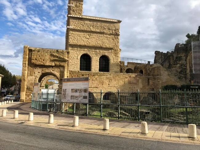 今日はアヌシーからオランジュのローマの遺跡、古代劇場と凱旋門を見た。
