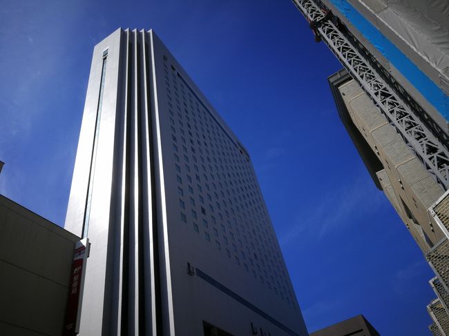 名古屋シティマラソンに参加する予定でしたが中止になりました。でも、名古屋にはホテルに泊まるだけに行きました。なので自分の記録用です。<br /><br />名古屋観光は屋内の施設、例えば美術館、博物館、図書館とかは休館、名古屋城は入れたので行きました。<br /><br /><名古屋シティマラソン><br />何事も起きていなかったらハーフを走る予定でした。<br /><ヒルトン名古屋><br />早い時期にHPCJレートで2泊で48000++で予約していました。それが11月のフラッシュセールにつられて予約を取り直して28000++にできました。でも、キャンセル不可料金になってしまった。<br /><JAL><br />行きは早割り、帰りは未定だったけど朝一便で予約。<br /><br />3/7(土)<br />JAL201 東京⇒名古屋<br />3/9(月)<br />JAL200 名古屋⇒東京<br /><br />ホテル<br />ヒルトン名古屋(予約はフラッシュセール)<br />クイーンヒルトンルーム 28000円++<br />アップグレードはプレミアエグゼクティブルームでした。<br />最上階のお風呂が洗い場付きになる部屋です。<br /><br /><br />3/25にステータス延長になり、僕の場合は2022年3月31日までダイヤモンドを維持できることになりました。今年は3/25現在で9滞在10泊で、次の予約は何も無くこれからどうしようと思っていたので一安心です。落ち着いたら泊まりに行きたい。
