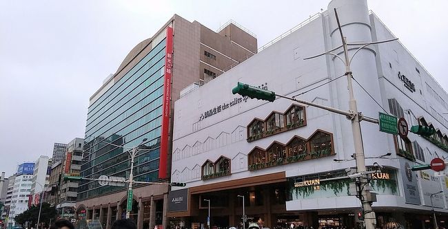 三日目です。<br />前半は、西門町の食べ歩き。<br />後半は、「台北城市散歩」のウォーキングツアーに参加します。<br /><br />写真は中山の誠品生活南西。