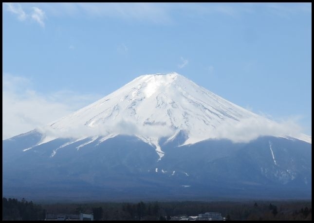 前回の山梨旅行で気になった吉田のうどん。<br /><br />そういえば食べたことがないよねって事で吉田うどんを食べに、<br />富岳風穴も鳴沢氷穴も行った事がないよねって事で、安価に<br />宿泊出来た事もあり、また山梨へ行って来ました。