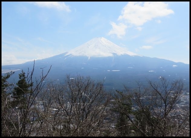 今回 観光して思ったのはインバウンド需要が凄い県なんだろうなと。<br /><br />どこのトイレに入っても(スーパーでも道の駅でも神社でも)、<br />必ず中国語でトイレの使用方法と絵がこれでもかと貼ってあるし<br />観光地では英語の案内がよく聞こえました。<br />インバウンド消費が見込めない今 大変だろうなと感じました。<br /><br />今回の旅行での目的、吉田のうどん。<br />マップでみると47店もあるみたいです。<br />お店によって違うみたいなので、また食べに行ってみたいです。