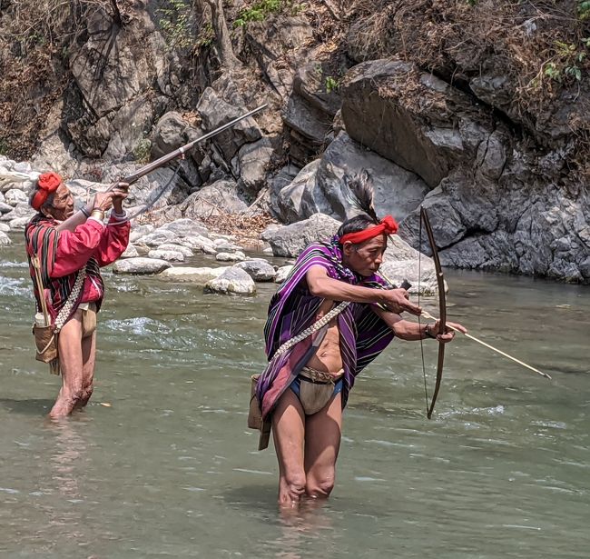 ミャンマーの少数民族と言えば、女性が首に金色のリングをはめる首長族（カヤン族）を思い浮かべる方が多いと思います。一方、女性が顔に刺青を入れる伝統があり、男性は狩猟と農業で家計を支えるチン族はあまり知られていません。今回、このチン族に会うために、ミャンマーの西部に位置し、バングラデシュ・インドと国境を接するチン州へ出掛けました。日程は、3月15日日本出国、23日帰国の9日間です。<br />