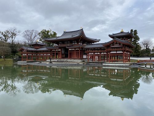 ■ウユニ塩湖畔にたたずみ金色に輝く宇治平等院鳳凰堂の（イメージ作品）です■ □ウユニ塩湖畔にたたずみ金色に輝く宇治平等院鳳凰堂の（イメージ